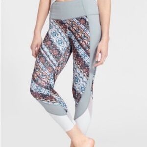 Athleta leggings for gym for women
Color grey 
Excellent condition
Size medium